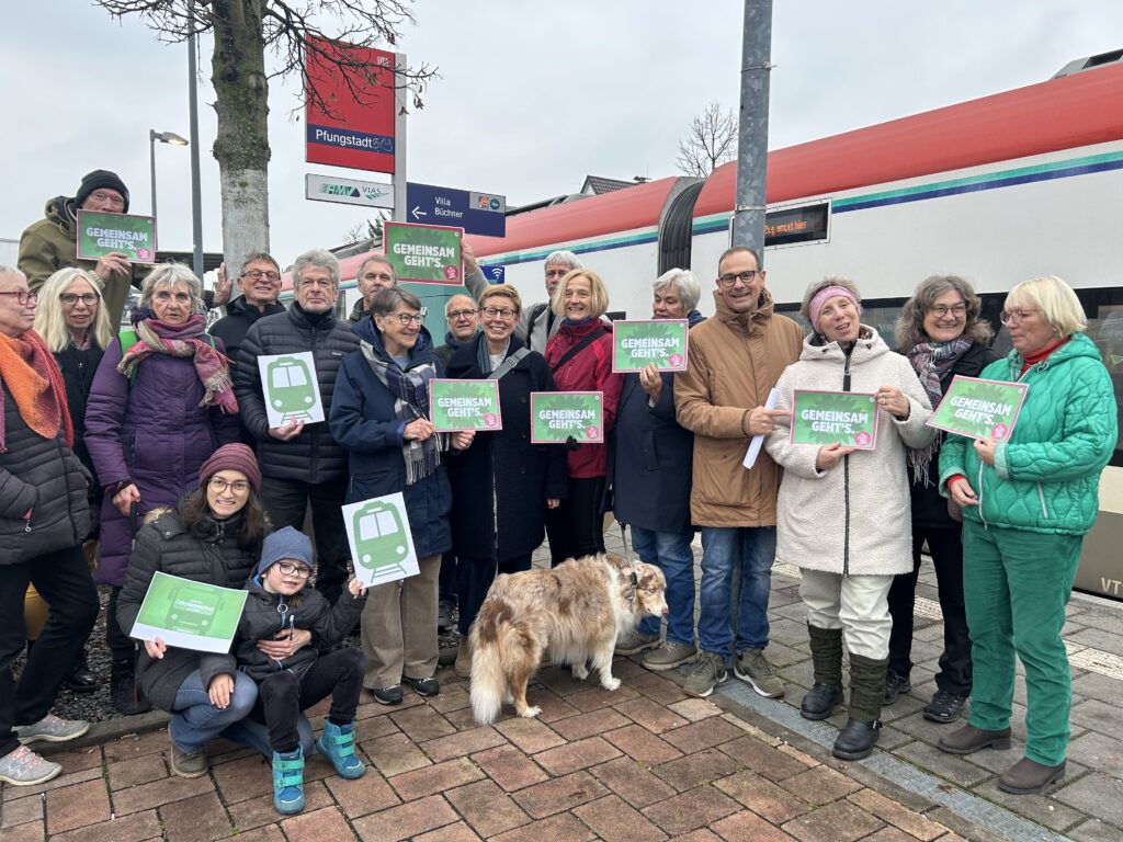 Tag des Fahrplanwechsels bei der Pfungstadtbahn: Mitglieder der Grünen Stadtverordnentenfraktion und des Ortsverbands Pfungstadt sowie der Kreistagsfraktion Darmstadt-Dieubrg schauen gemeinsam, wie gut der neue Fahrplan umgesetzt wird. 